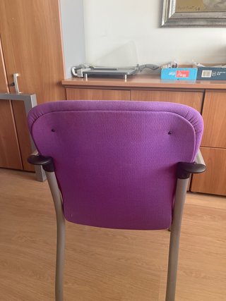 Silla de oficina color buganvilla.
