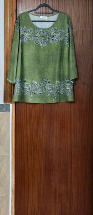 Blusa media manga verde con cenefa estampada