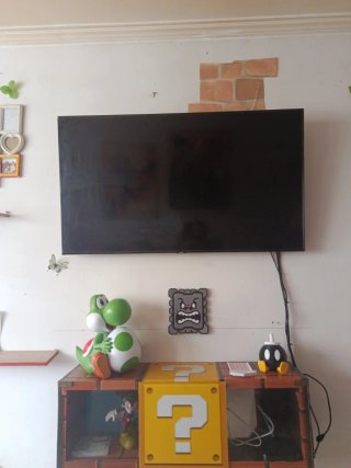 Smart TV Negro y Amarillo