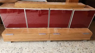 Mueble TV salón madera y rojo