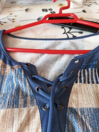 Camiseta manga larga con cordones en el escote