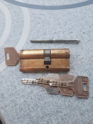 Cerradura  bombin de seguridad Ezcurra 30+40