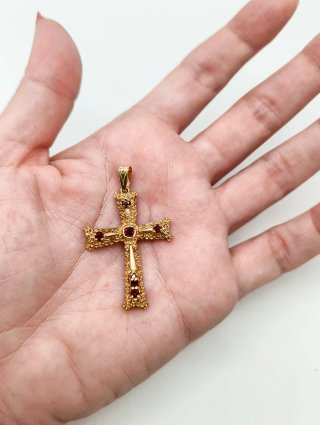 Cruz oro 18kt con piedras rojas