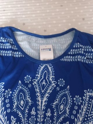 Camisola de playa azul y blanca