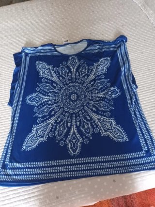 Camisola de playa azul y blanca