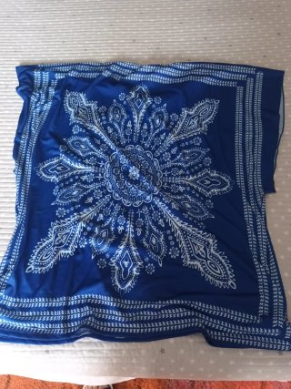 Camisola de playa azul y blanca