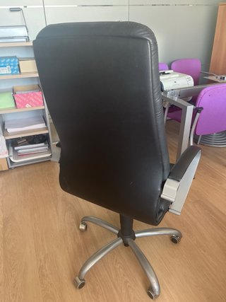 Sillón de oficina ergonómico piel negra