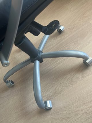 Sillón de oficina ergonómico piel negra