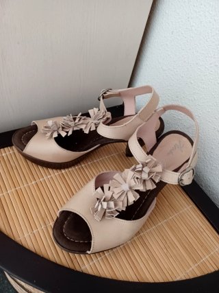Sandalias elegantes tacón beige y marrón
