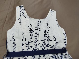 Vestido de verano azul y blanco