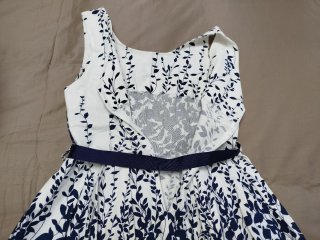 Vestido de verano azul y blanco
