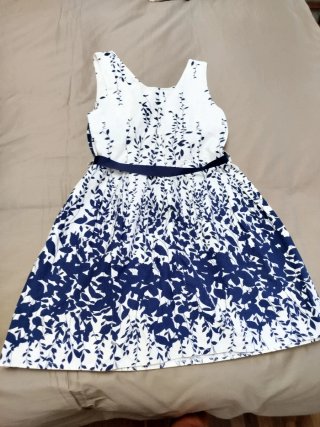 Vestido de verano azul y blanco