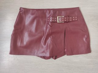 Falda de cuero granate mini con cinturón