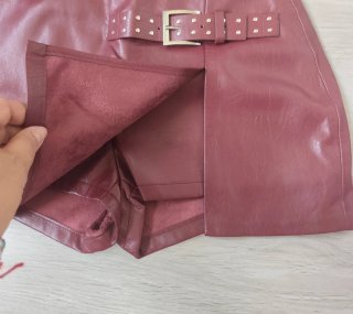 Falda de cuero granate mini con cinturón