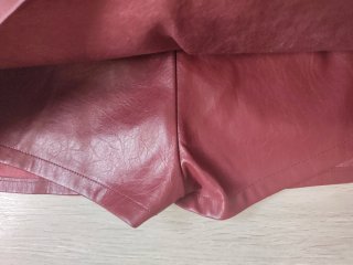 Falda de cuero granate mini con cinturón