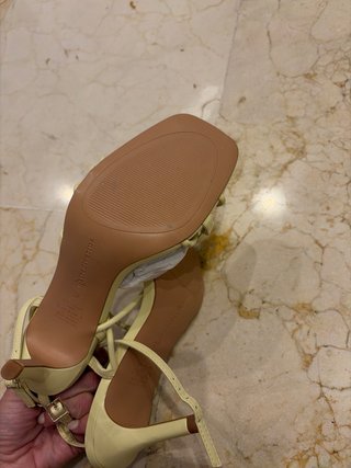 Sandalias Stradivarius amarillo pastel