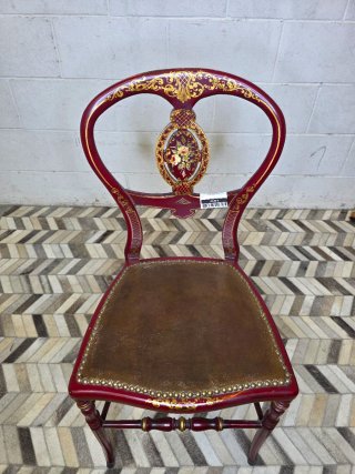 Silla antigua pintada a mano rojo y dorado