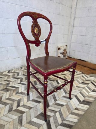 Silla antigua pintada a mano rojo y dorado
