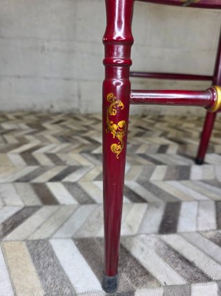 Silla antigua pintada a mano rojo y dorado