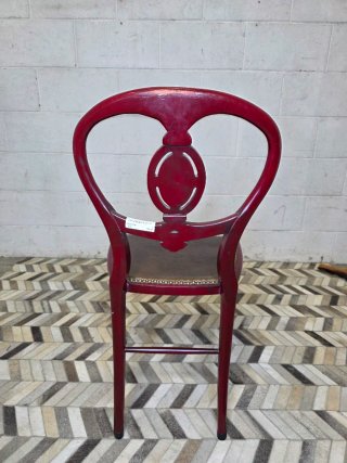 Silla antigua pintada a mano rojo y dorado