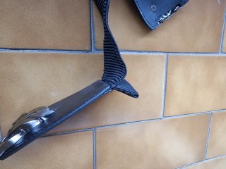 Cinturón elástico negro con hebilla plateada