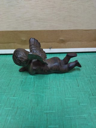 Figura de querubín de hierro fundido