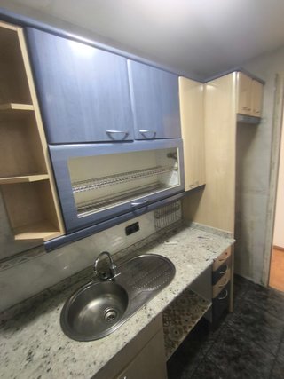 Cocina completa desmontada: muebles y campana