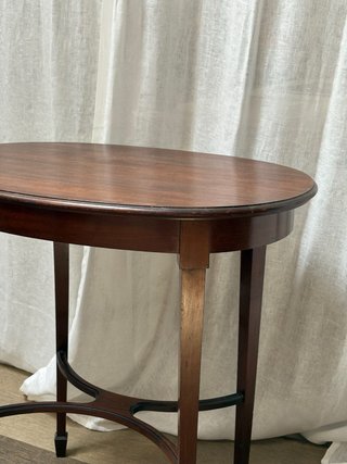 Mesa ovalada de madera