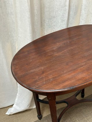 Mesa ovalada de madera
