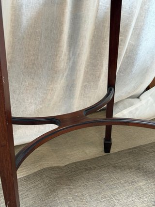 Mesa ovalada de madera