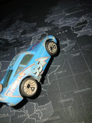 Coche de juguete Cars Dinoco 95