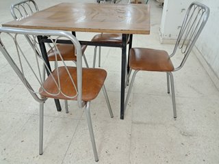 MESA y 4 SILLAS. Salón, cocina, terraza,patio. 40€