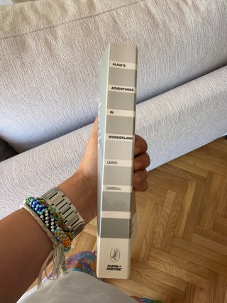 Libro Alice in wonderland edición pantone