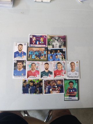 Cromos de fútbol variados de diferentes ediciones.