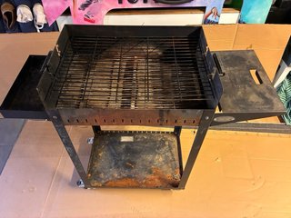 Barbacoa metálica con ruedas