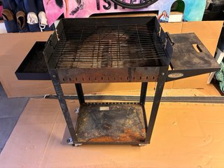 Barbacoa metálica con ruedas