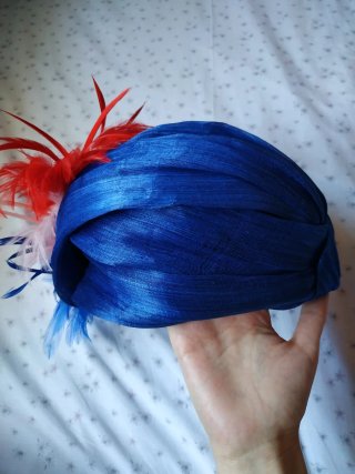 Turbante azul con plumas