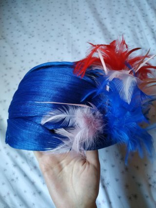 Turbante azul con plumas