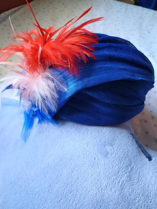 Turbante azul con plumas