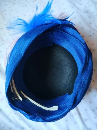 Turbante azul con plumas