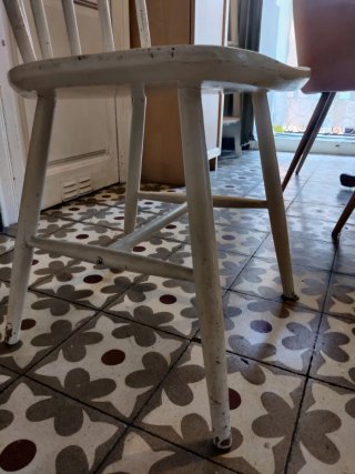 Silla de madera clásica para restaurar