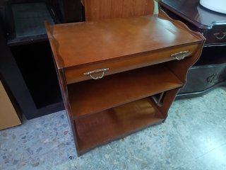 Mueble bajo madera con cajón y estantes