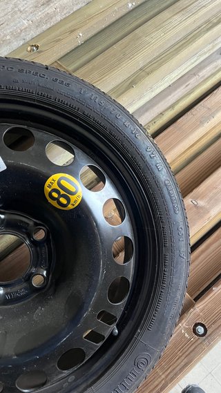 Rueda de coche 115/70 R16 como nueva