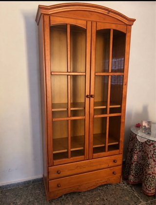Vitrina de madera con puertas de cristal