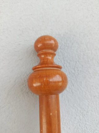 Barra de cortina de madera con su embellecedor