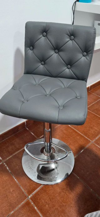 Silla de metal plateada