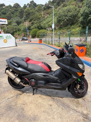Yamaha TMAX 500 Maxi Scooter Negra/Roja