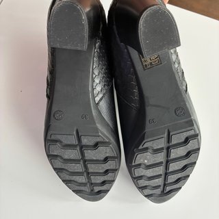 Botines negros tacón piel efecto serpiente.