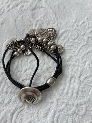 Pulsera con dijes y cierre