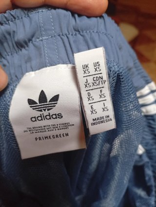 Pantalón corto Adidas azul.Es original.